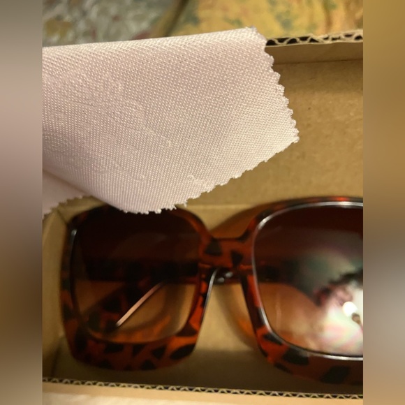 NWT ‼️HP‼️oversized tortoise framed sunglasses with  box and dust rag - Picture 3 of 6